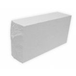 Силикатный кирпич 1НФ естественного цвета полнотелый лицевой одинарный рустированный тычковый М125-200